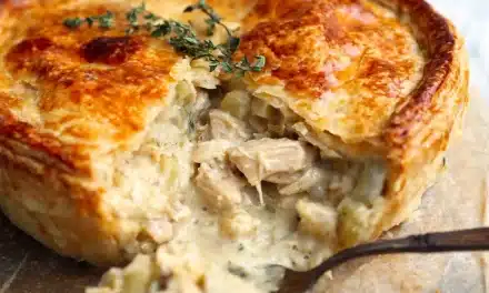 Creamy Chicken Leek and Thyme Pie – A Comforting Weeknight Delight