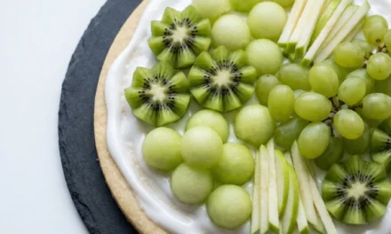 Monochromatic Green Pizza: A Vibrant and Delicious Twist